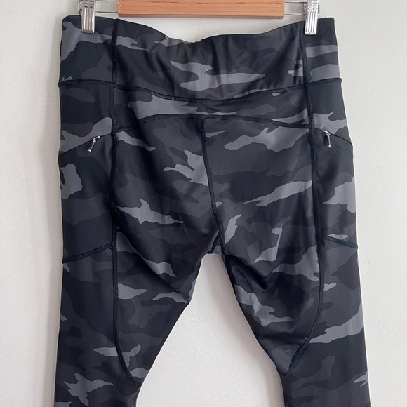 Athleta Camo Contender 7/8 Tight Leggings
Camouflage Yoga Pants Black L - Picture 6 of 10